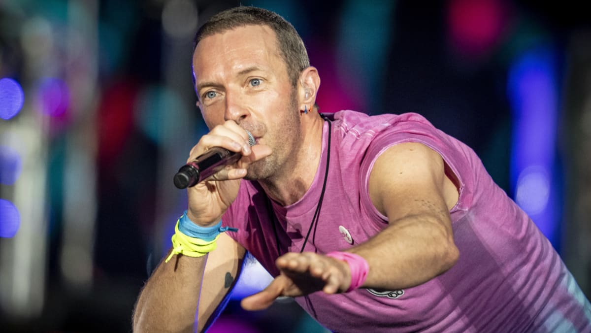 Chris Martin recites Malay poetry verse at Coldplay concert in Kuala Lumpur Chris Martin recites Malay poetry verse at Coldplay concert in Kuala Lumpur