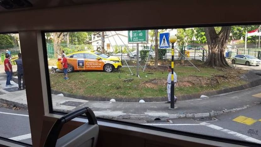 Teksi CityCab rempuh kotak bekalan kuasa di Bukit Merah