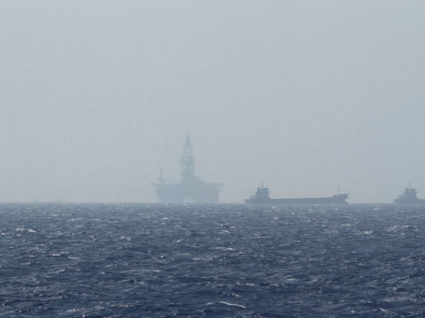 An oil rig (C) which China calls Haiyang Shiyou 981, and Vietnam refers to as Hai Duong 981, is seen in the South China Sea, off the shore of Vietnam in this May 14, 2014 file photo. Photo: Reuters