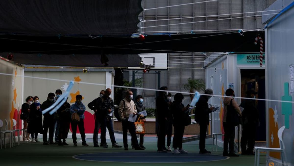 Los residentes de Hong Kong se apresuran a vacunarse antes de la reapertura de la frontera de China