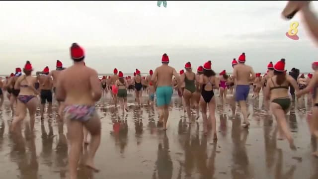 欧洲多国民众跳水冬泳庆新年