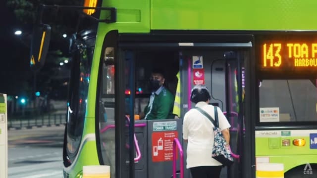 破晓情谊！每日首趟巴士乘客与巴士车长独有的温馨互动