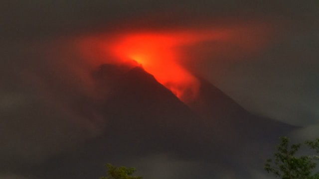 印尼默拉皮火山爆发 约250人被迫疏散