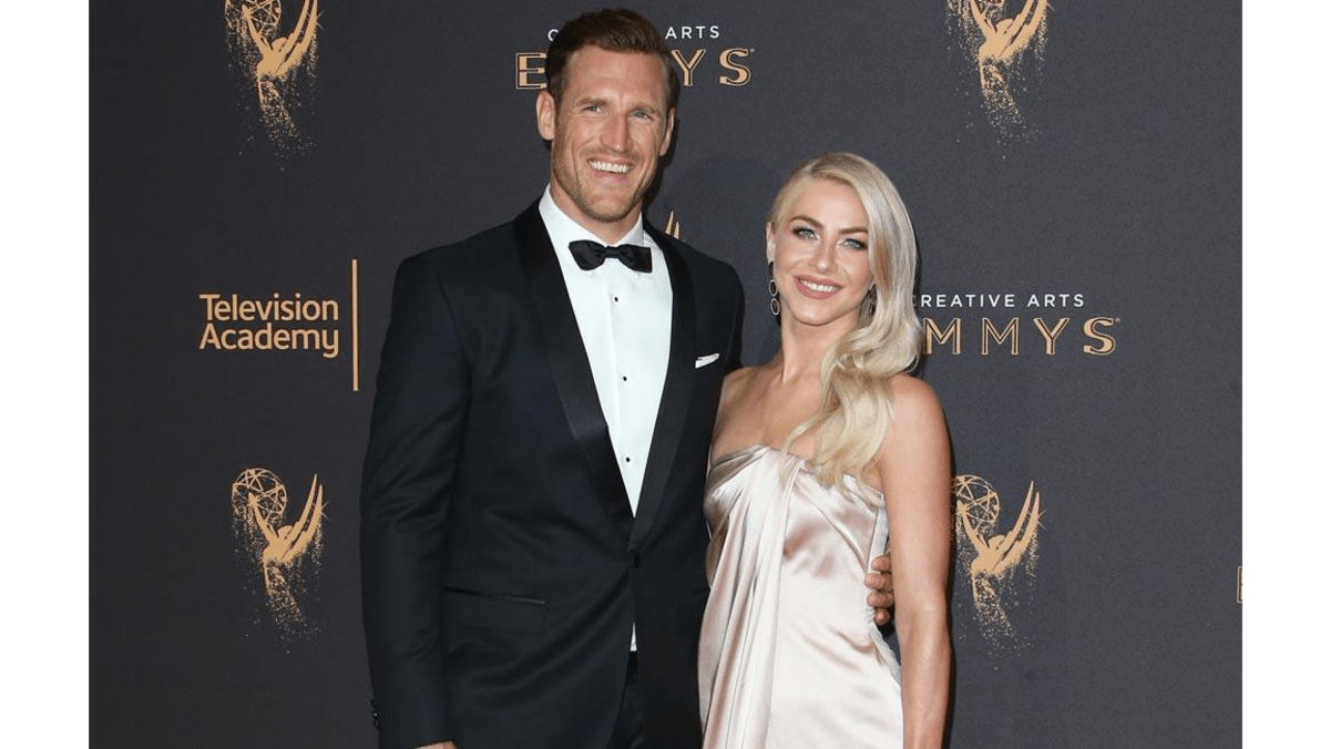 Julianne Hough gives Brooks Laich a 'massive kiss' every night - 8days