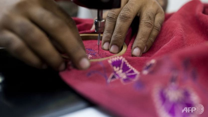 'Baju online' terus jejas perniagaan tukang jahit baju Hari Raya, kedai runcit