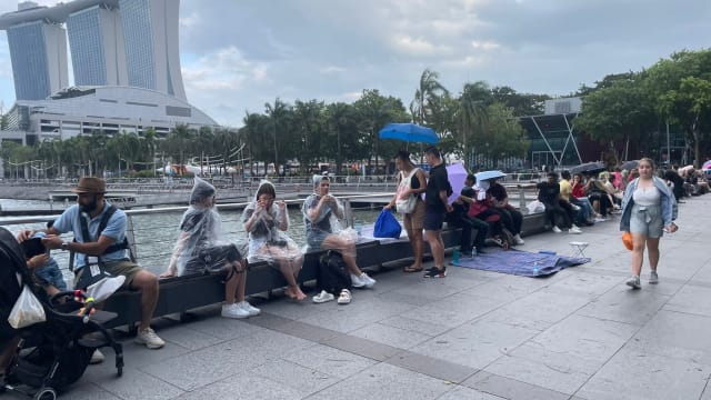 有公众下午就到滨海湾占位 天不作美也不走