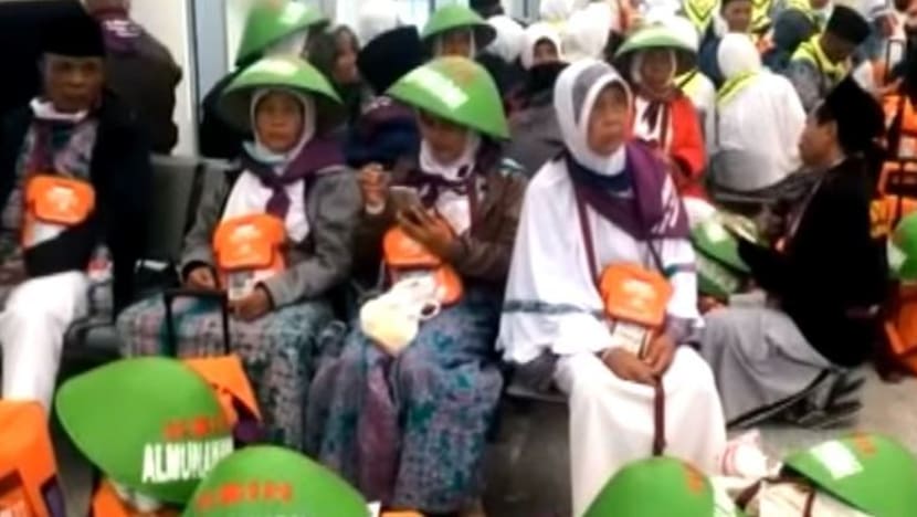 Uniknya jemaah haji Indonesia! Pakai 'topi petani' untuk mudah dikenali