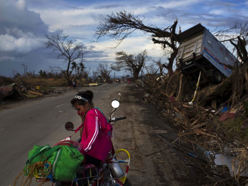 Desperate Philippine typhoon survivors loot, dig up water pipes