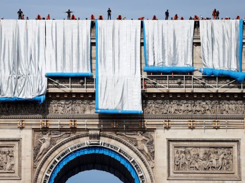 Wrapping of Arc de Triomphe begins in Paris art installation Wrapping of Arc de Triomphe begins in Paris art installation