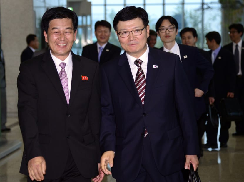 Head of the South Korean working-level delegation Suh Ho (R) and his North Korean counterpart Park Chol-su leave after their talks at the Kaesong Industrial District Management Committee in Kaesong July 10, 2013. Photo: Reuters