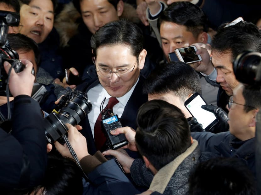 Samsung Electronics vice-chairman Jay Y Lee, the heir 

apparent of South Korea’s richest family, leaving the office 

of the independent counsel in Seoul on Jan 13. Photo: Reuters