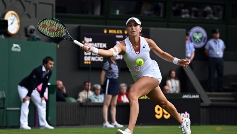 Top seed Swiatek fights back from the brink to beat Bencic