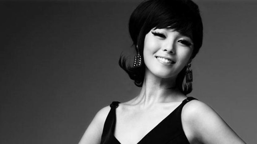 Wonder Girl announces "honeymoon baby" Wonder Girl announces "honeymoon baby"