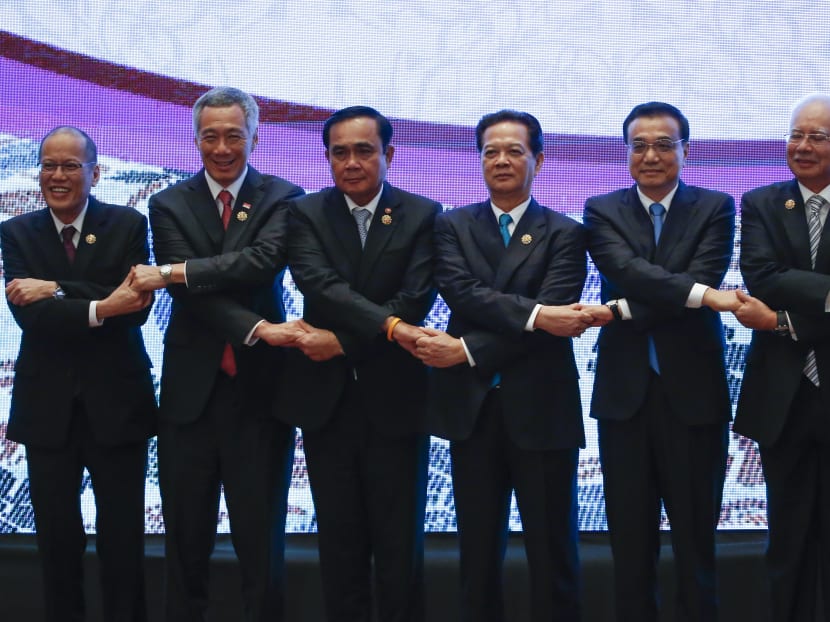(From left to right) Philippines' President Benigno Aquino III, Singapore's Prime Minister Lee Hsien Loong, Thailand's Prime Minister Prayuth Chan-o-cha, Vietnam's Prime Minister Nguyen Tan Dung, China's Premier Li Keqiang , Malaysia's Prime Minister Najib Razak, Laos' Prime Minister Thongsing Thammavong chains hand during the 10th China-ASEAN Summit in Kuala Lumpur on Nov 21, 2015. Photo: AP