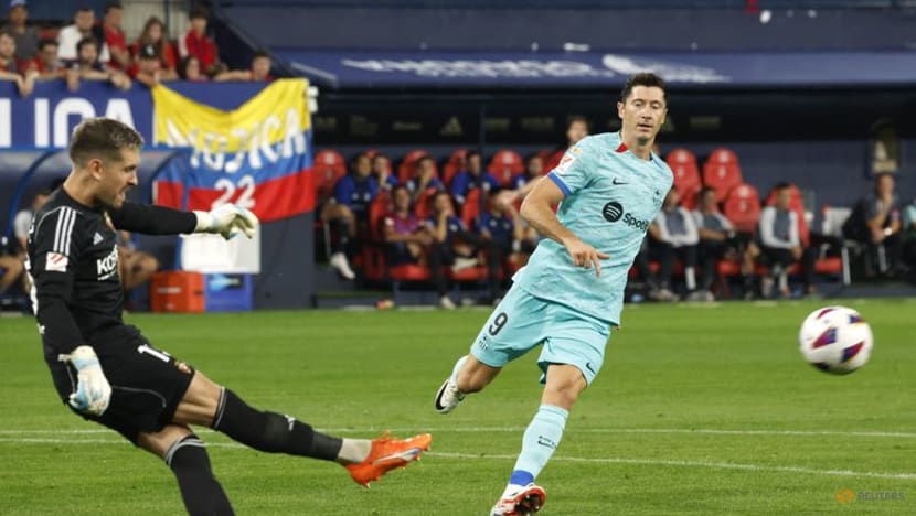 Lewandowski late penalty gives Barcelona 2-1 win at Osasuna