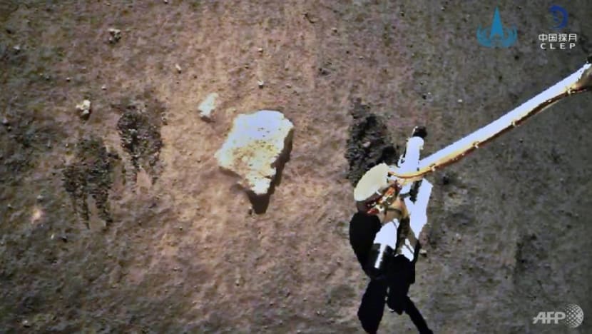 Chinese craft carrying Moon rocks returns to Earth: Xinhua Chinese craft carrying Moon rocks returns to Earth: Xinhua