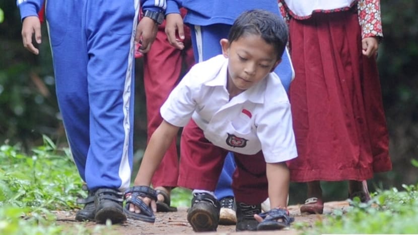 Budak 8 tahun ini sanggup merangkak 3km semata-mata untuk ke sekolah