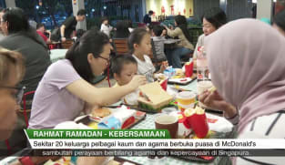 Liputan Wartawan | Keluarga penerima bantuan 4PM, badan amal Gylph Community iftar di McDonald's