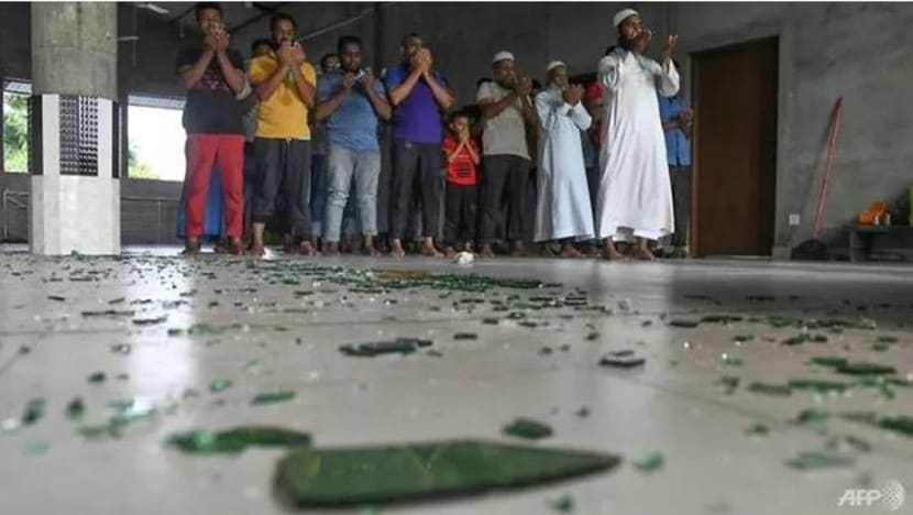 Masyarakat Islam Sri Lanka solat di masjid-masjid rosak