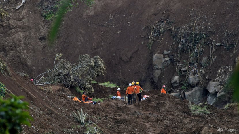 Indonesia earthquake toll reaches 310 as more bodies found Indonesia earthquake toll reaches 310 as more bodies found