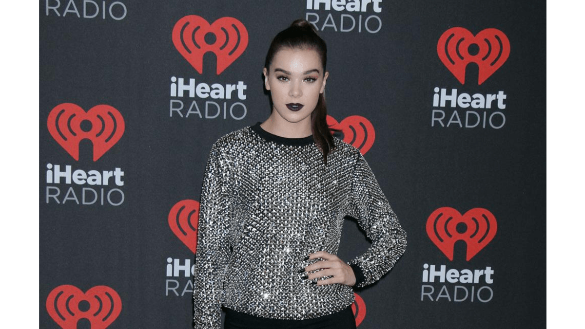 Hailee Steinfeld is a fan of Miley Cyrus 8days
