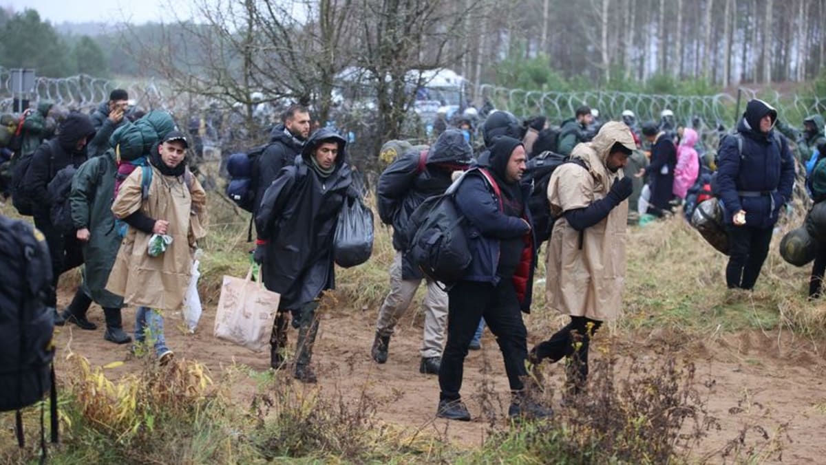 UE menuduh Belarus menggunakan metode ‘gangster’ saat para migran menggigil di perbatasan Polandia
