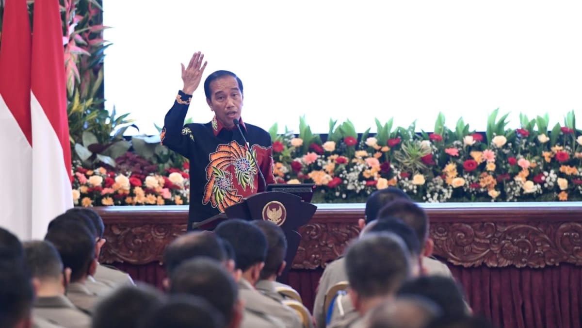 ‘Jangan sombong,’ kata Jokowi di Indonesia saat polisi bergulat dengan hilangnya kepercayaan publik