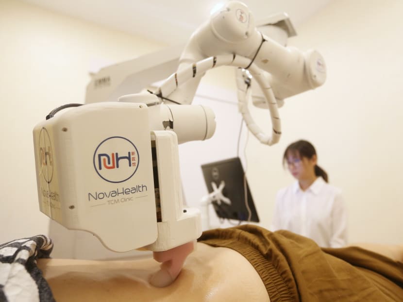 Singapore’s first robot masseur Emma specialises in back and knee massages, at a massage demonstration during its official launch at NovaHealth TCM clinic, Raffles Place. Photo: Koh Mui Fong/TODAY Singapore’s first robot masseur Emma specialises in back and knee massages, at a massage demonstration during its official launch at NovaHealth TCM clinic, Raffles Place. Photo: Koh Mui Fong/TODAY