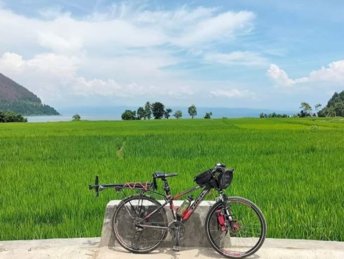 irene_tan_solo_cycling_lake_toba_1.jpeg