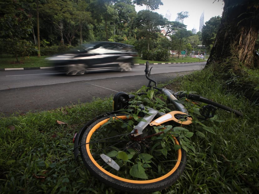 An oBike bicycle lies by the roadside. On Tuesday (June 26), TODAY reported that bicycle-sharing operator oBike is debt-ridden and has gone into liquidation.
