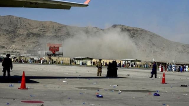 喀布尔机场外发生疑似自杀式爆炸袭击 至少13人死亡 