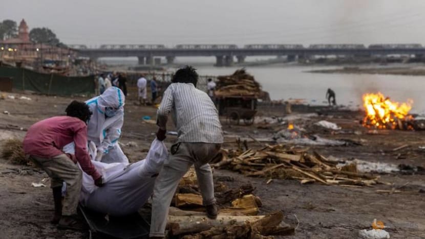 Bodies float down Ganges as nearly 4,000 more die of COVID-19 in India Bodies float down Ganges as nearly 4,000 more die of COVID-19 in India