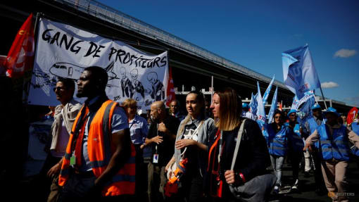 Striking Paris airport workers to stage new walkout 