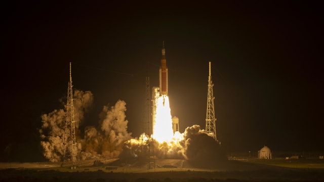 美国登月火箭“阿尔忒弥斯号”成功发射