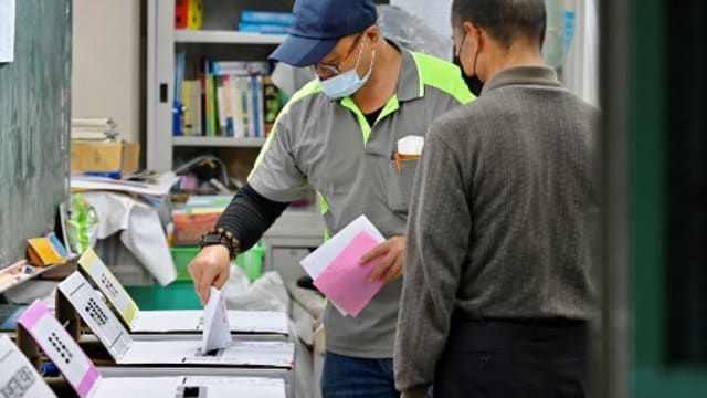台湾今天举行九合一选举 选民已开始投票