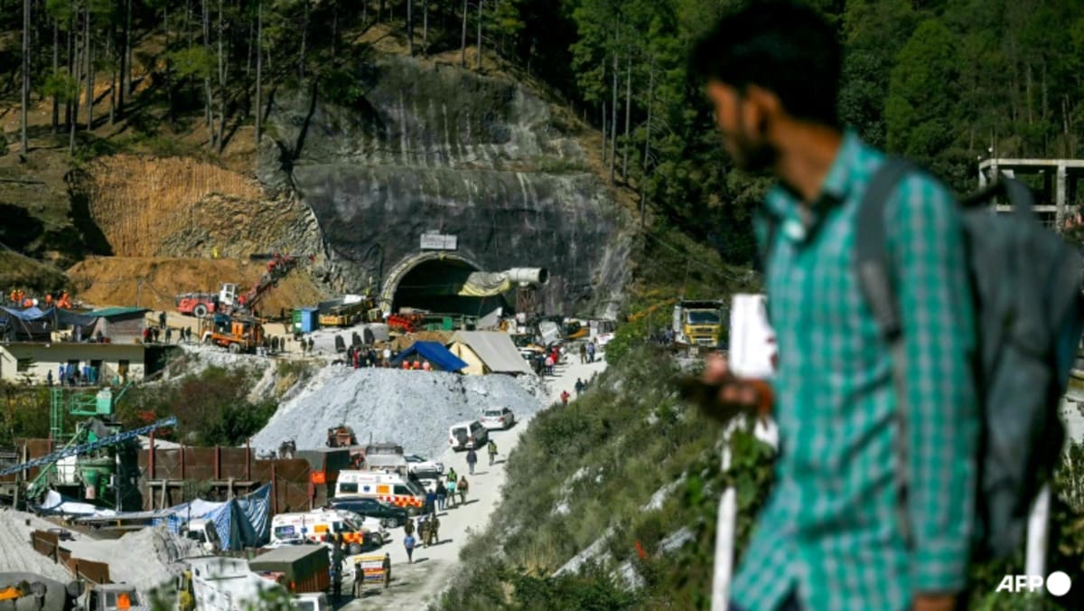 India’s army digs by hand to free 41 trapped tunnel workers India’s army digs by hand to free 41 trapped tunnel workers