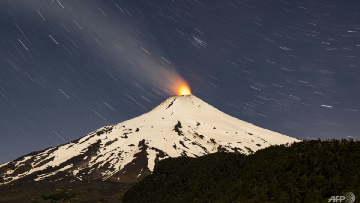 Chile está en alerta mientras un volcán activo retumba y escupe fuego