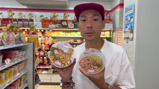 曼谷便利商店搜美食　杨志龙巧遇王嘉尔？