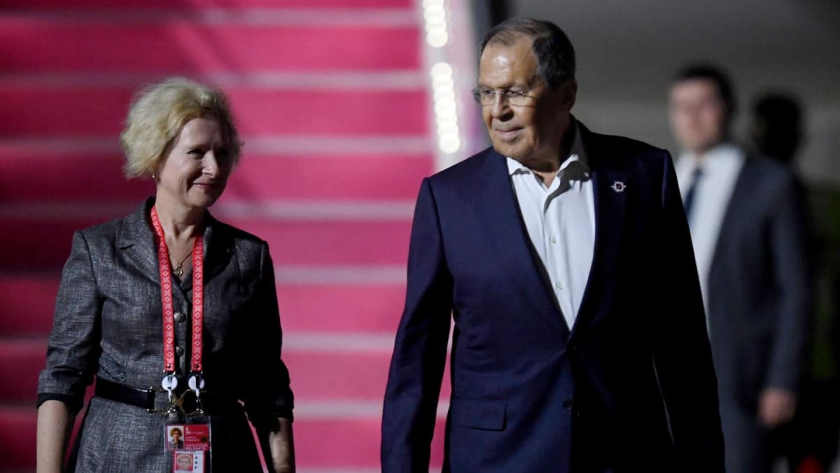 Para pejabat Indonesia mengatakan Lavrov dari Rusia ‘dalam keadaan sehat’ setelah pemeriksaan di rumah sakit di Bali;  Moskow mengklaim laporan itu salah