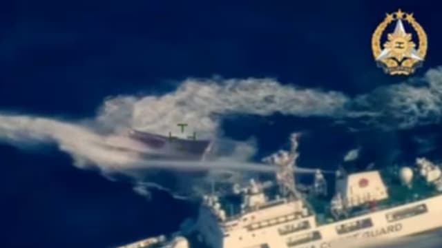 菲谴责中国海警 向补给船发射水炮致伤三人