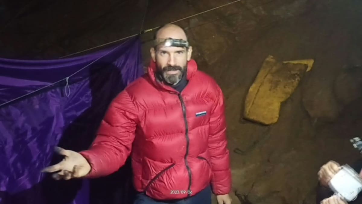 Trapped US explorer nears rescue from deep Turkish cave Trapped US explorer nears rescue from deep Turkish cave