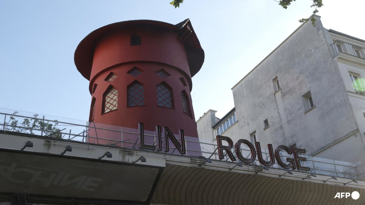 Blades of Paris landmark Moulin Rouge windmill collapse