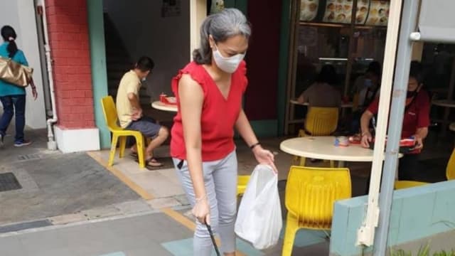 以身作则义顺捡垃圾 陈澮敏：“纸巾飘飘 健康没了”