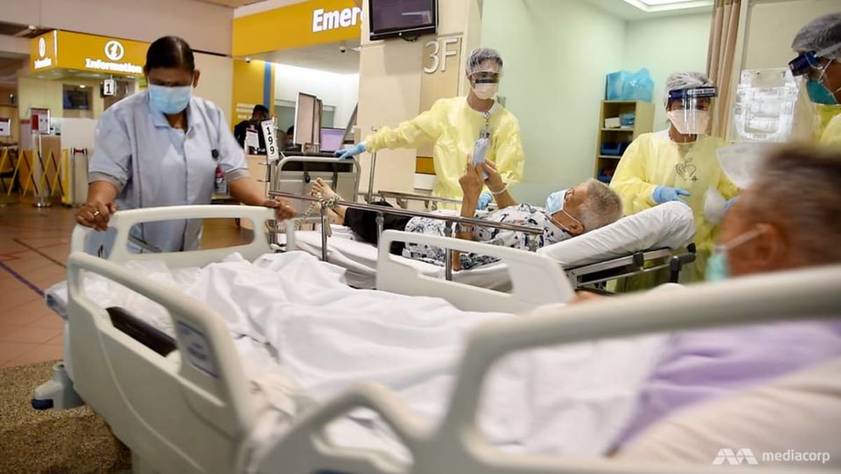 Petugas kesehatan menggambarkan perjuangan mereka saat pasien membanjiri ruang gawat darurat di tengah lonjakan Omicron