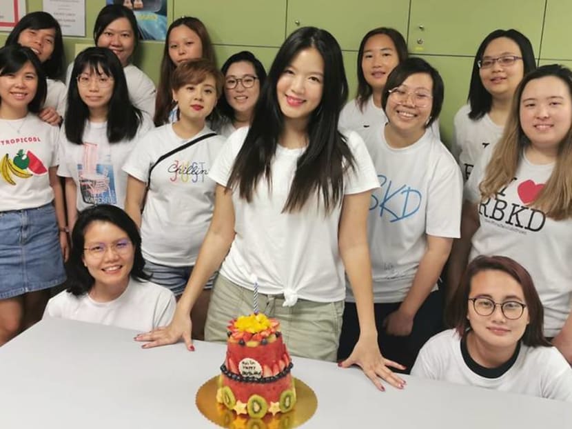 Rui En celebrates turning 39 with fan club by giving back to the elderly Rui En celebrates turning 39 with fan club by giving back to the elderly