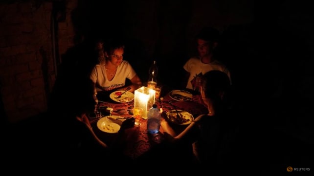 Cuba turns lights back on in parts of Havana, elsewhere still dark after Ian
