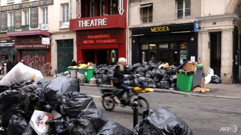 Rubbish piles up in strike-bound Paris Rubbish piles up in strike-bound Paris