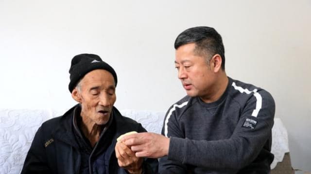 跨越血缘 中国父子爱心接力照顾患病流浪汉42年
