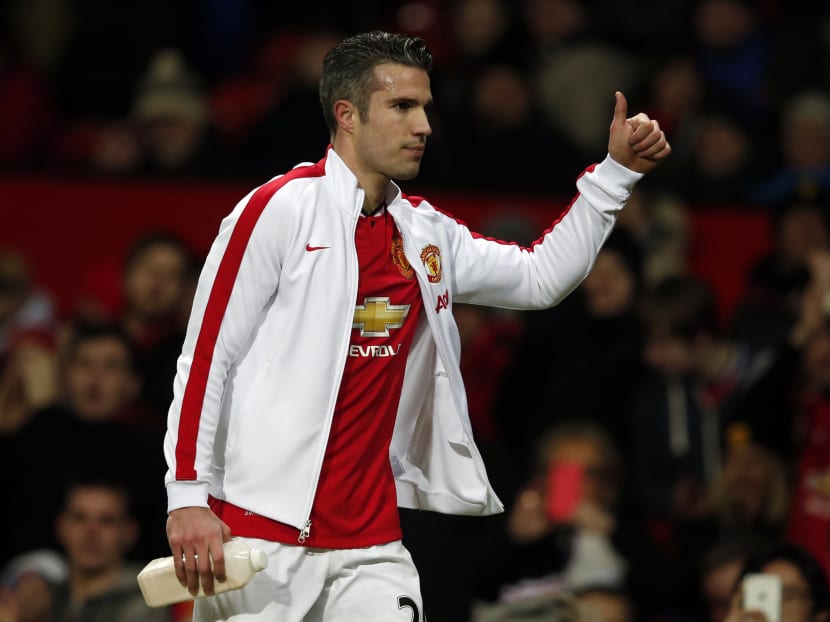 Manchester United's Robin van Persie acknowledges the crowd as he is substituted during their FA Cup fourth round football match against Cambridge United at Old Trafford in Manchester, northern England, on February 3, 2015. Photo: Reuters