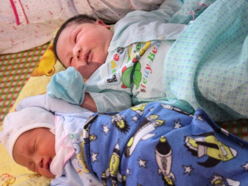 Baby boy Tran Tien Quoc (top) next to an unidentified baby at the Vinh Tuong district medical center in Vinh Phuc province, Oct 15, 2017. Photo: AFP